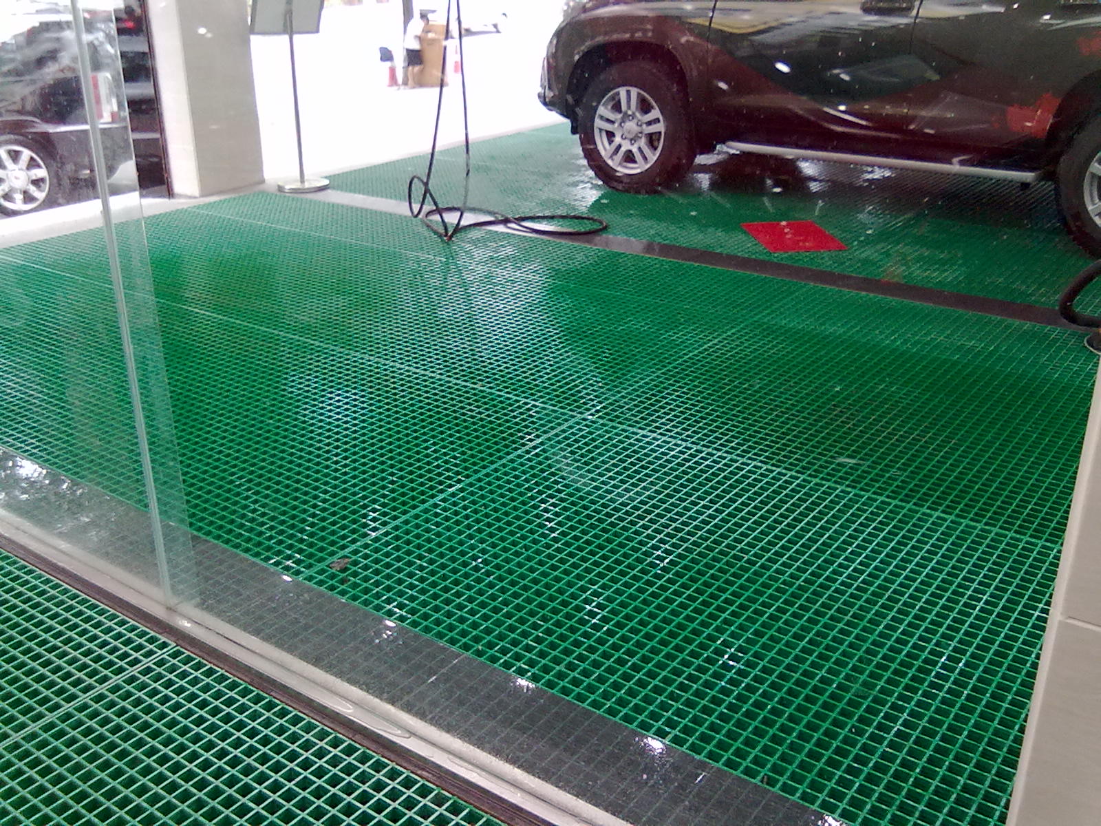 Advantages of FRP Grating Over Plastic Grating in Car Wash Bays